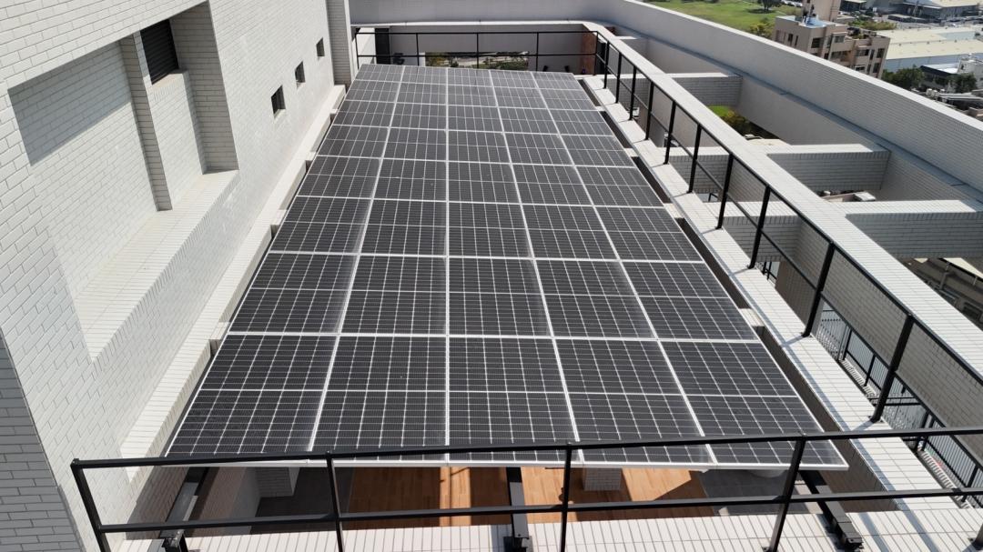 考量日後清潔維護，除了光電板設置時，加強結構安全且安排適宜斜度，周圍可架設圍欄，方便清潔光電板。(圖:多城國際提供)