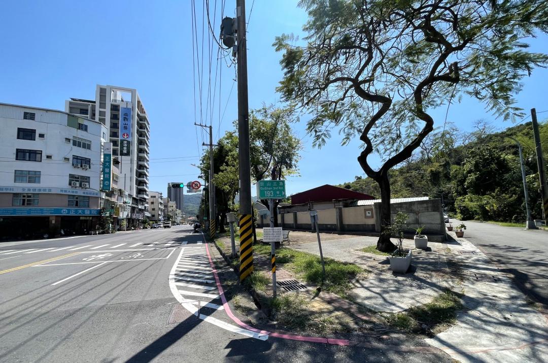 鄰近美術公園僅約3分鐘車程的鼓山內惟生活圈，目前景觀輕豪宅實登價僅40萬出頭，3房總價差距超過5、6百萬元。
