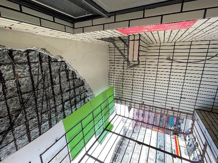 新北市蘆洲區光華段965地號都市更新案原建物因氯離子含量過高，導致結構受損，加上屋齡老舊，影響居住安全。(圖/新北住都中心)