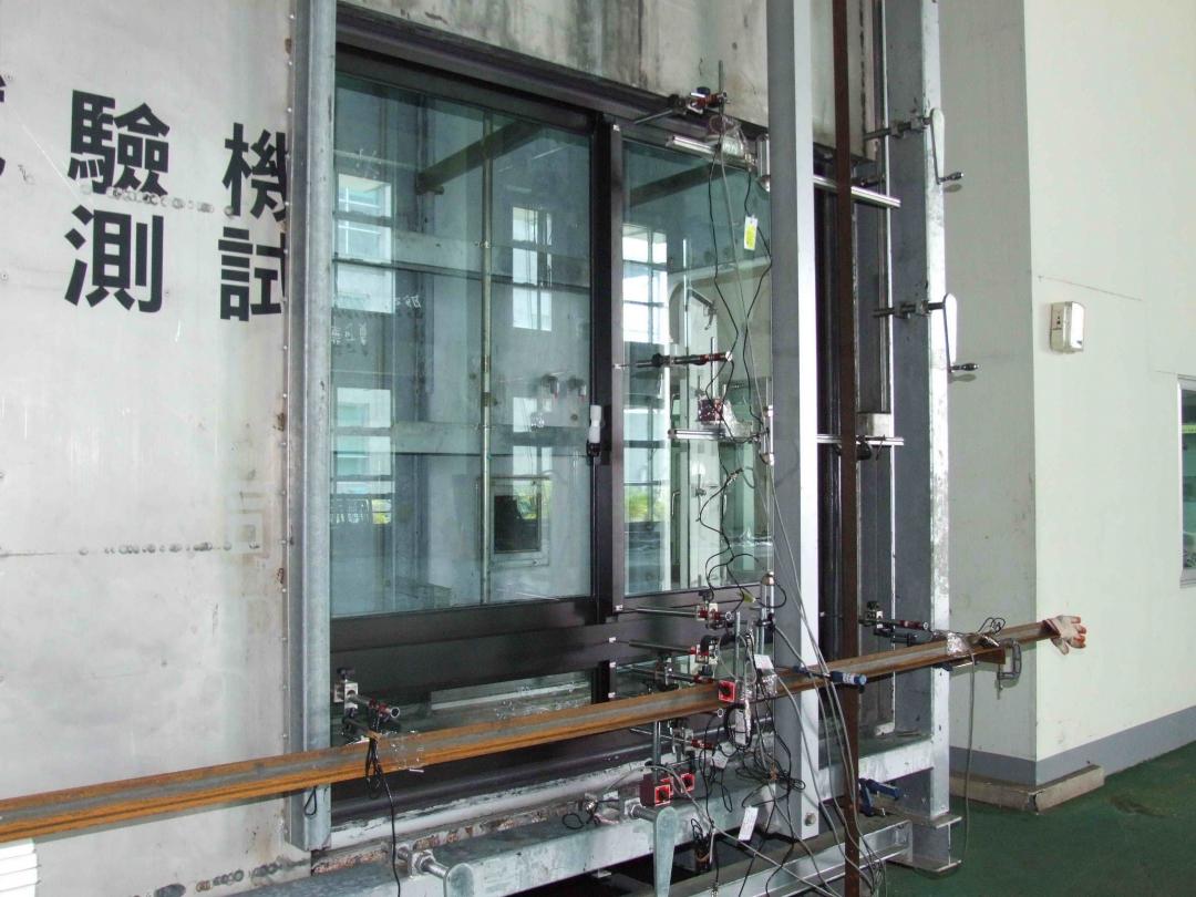 「大景觀窗」竟成居住隱憂？內政部示警：沒過「風雨試驗」門窗恐變形漏水