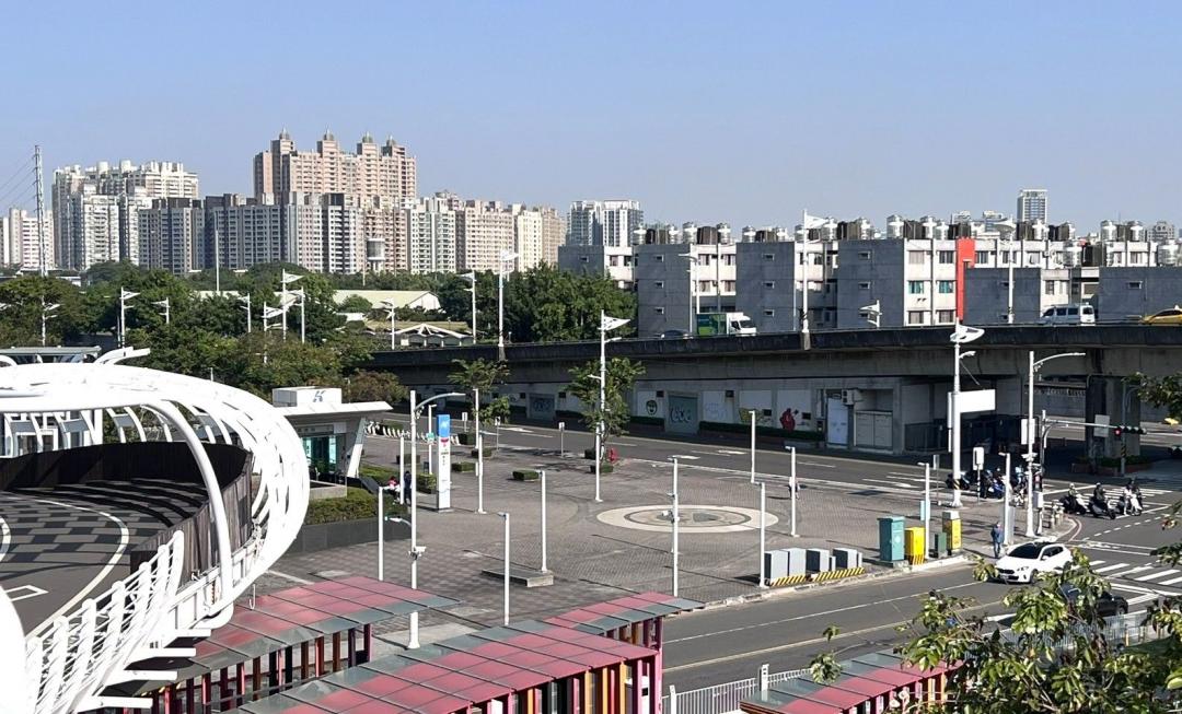 本次試辦之遮陽設施，考量與城市景觀融合及交通安全，整體採輕量化構造，外型輕巧且不遮蔽行車號誌標誌等交通設施，兼顧行人遮蔭需求與轉彎車流的駕駛視距。(圖:高市府捷運局提供)