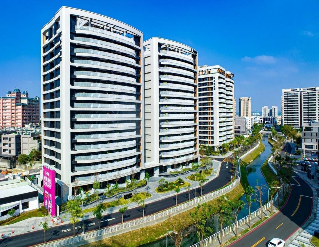 仁武84期重劃區水岸旁新完工的多城國際「多城市II」景觀輕豪宅大樓案，坐擁愛河上游水岸優美景觀。(圖:業者提供)