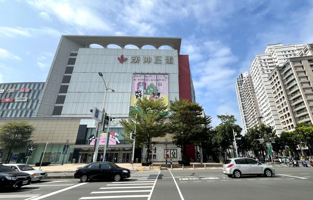 漢神巨蛋百貨穩居高雄百貨龍頭，帶動商圈蓬勃成長。