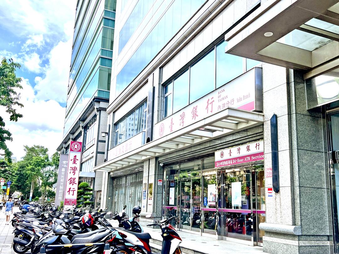 若房貸壓力過大，專家建議可與銀行積極協商。