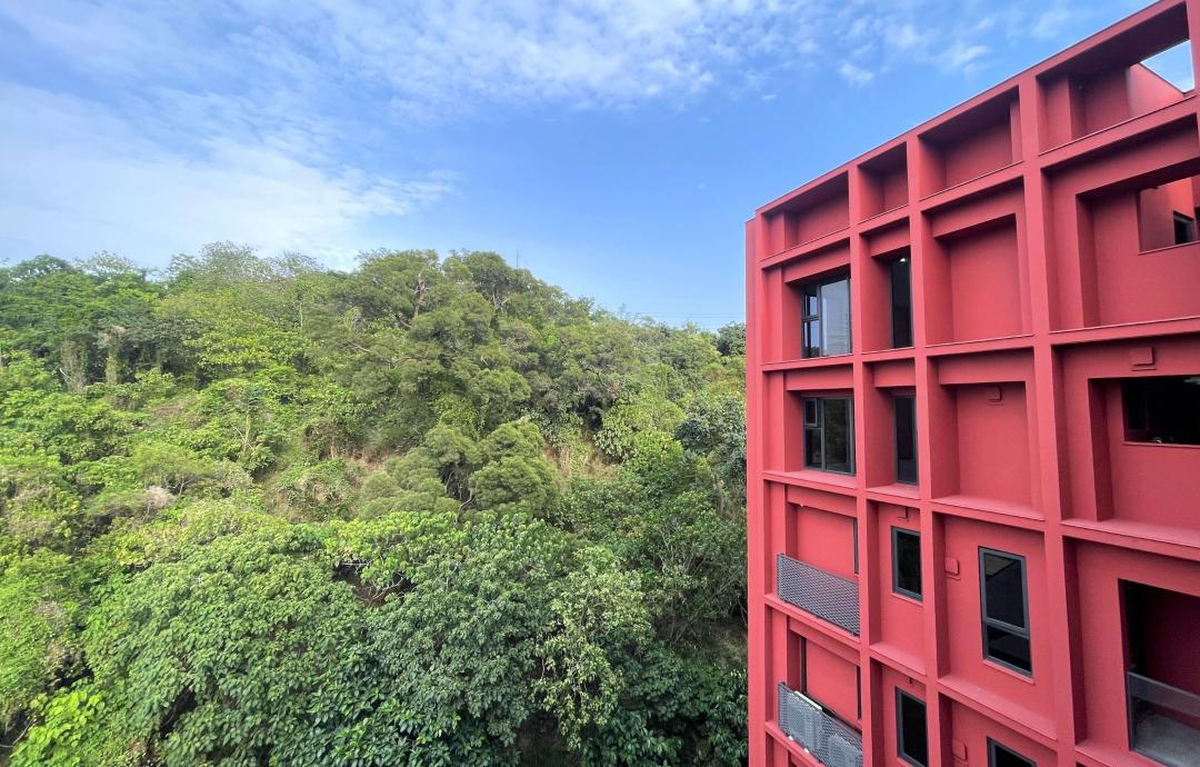 晨均建設目前在大坪頂特區緊鄰鳳山水庫保留綠地旁，將全新完工的「晨均渼山」綠景電梯華廈宅，安排37~38坪大3房與46~50坪樓中樓，僅規劃單純16戶住家且單層2戶，特別將開窗朝東，飽覽鳳山水庫綠景。