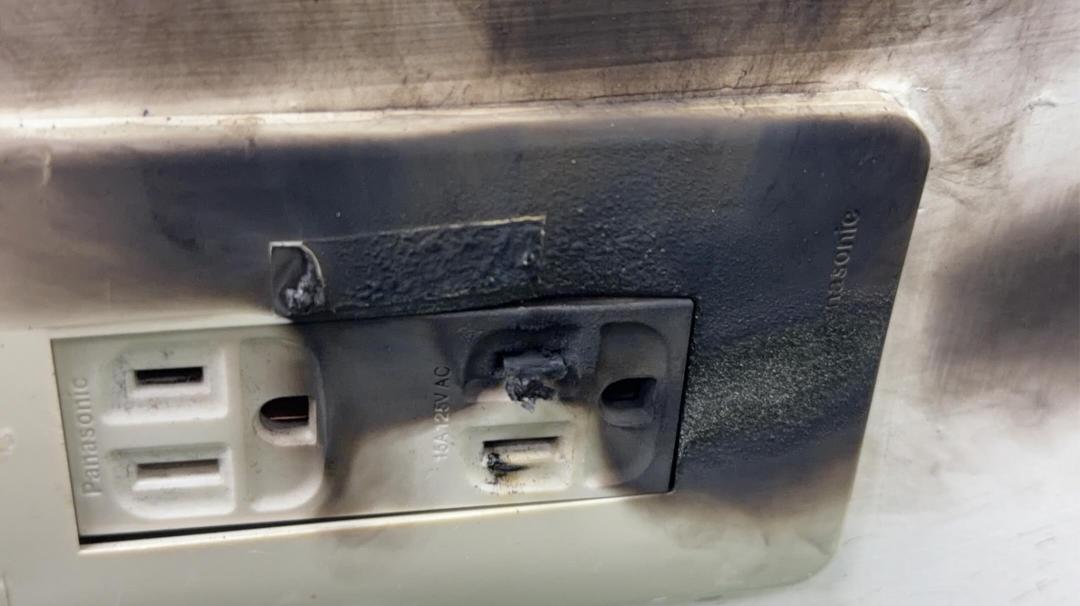 看起來正常卻冒火花！網曝「插座焦黑」恐怖照  消防員：出現4異狀快換掉