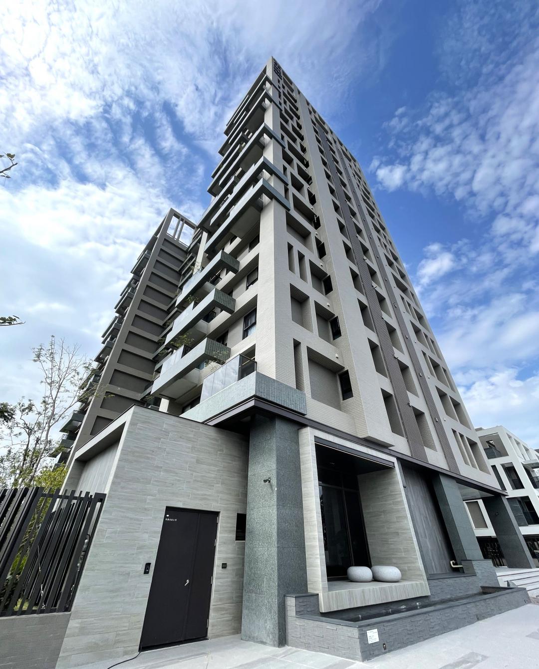 透過景觀陽台不對稱錯層安排，讓建築立面與天際線更富變化與美感。