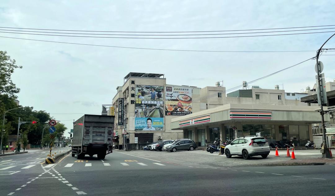 生活圈商家開設密集，包括連鎖便利超商、星巴克、麥當勞等，增添消費便利性。
