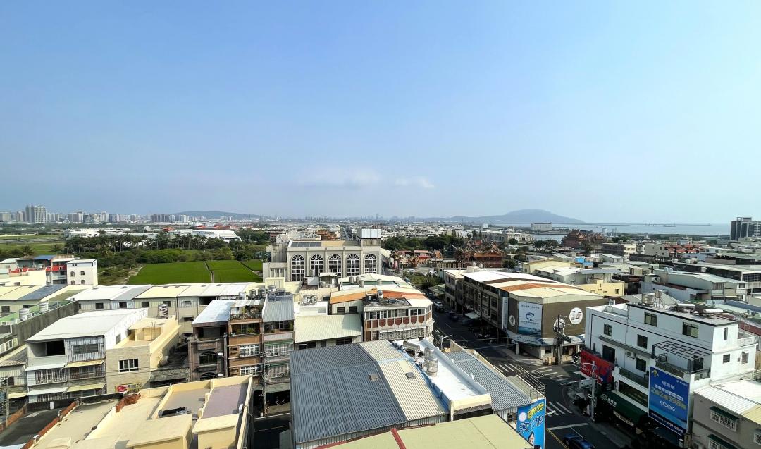 左營、楠梓高大特區與梓官蚵仔寮一帶，中高樓層即可眺望海景，但售價帶仍多維持3字頭。