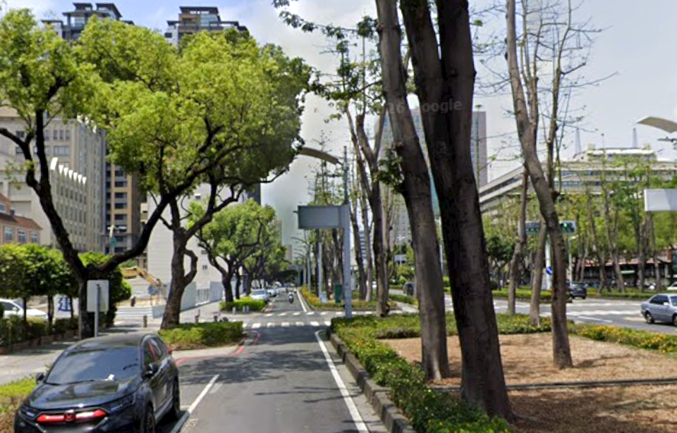 高雄四維二路綠園道座落高市府四維行政特區內，聯上開發四維路超高層大樓案，鄰近復華中學、四維國小與高市府四維行政中心，將以換屋型產品為主力。(圖:翻攝自Google Maps)