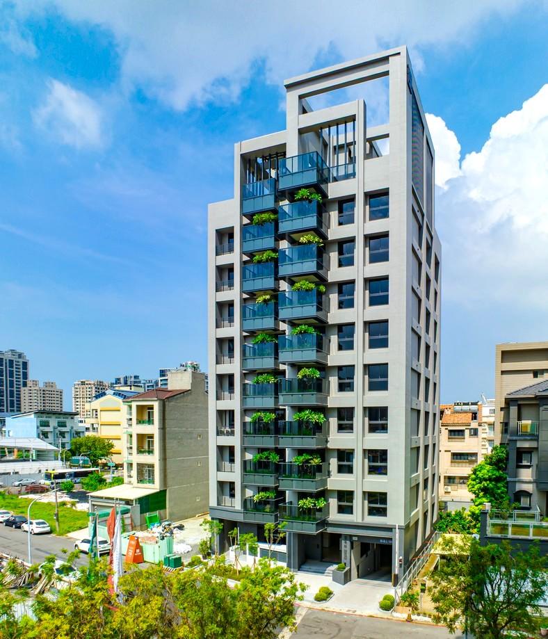 鄰近援中國小的大學二十二街旁，璞盛建築新完工的「蒙瑪特」高質感輕豪宅大樓，規劃23~37坪的2~3房，僅33戶單純住宅。(圖:業者提供)