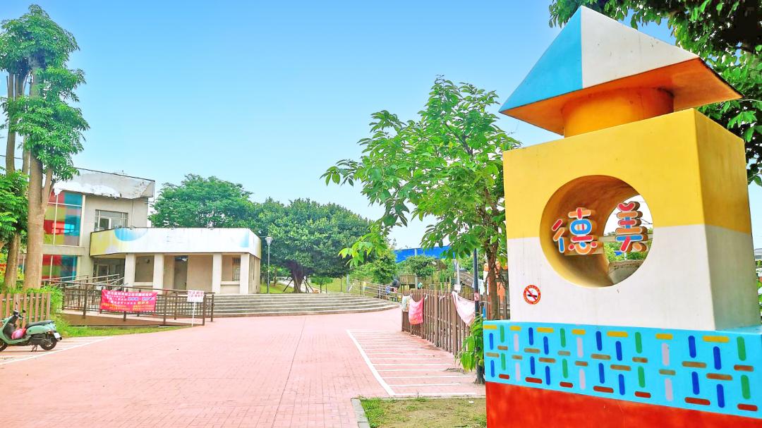德美公園為區域最具規模的新興公園之一，休閒綠地散步的去處。
