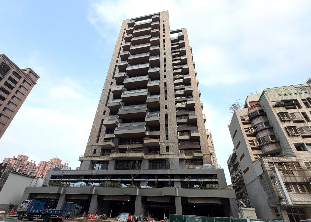 北部建商冠德建設逾台中新推出「冠德崇德綻」大樓案，總銷金額達70億元，規劃地上24層，主力產品為39至59坪的3~4房共175戶。(圖:業者提供)