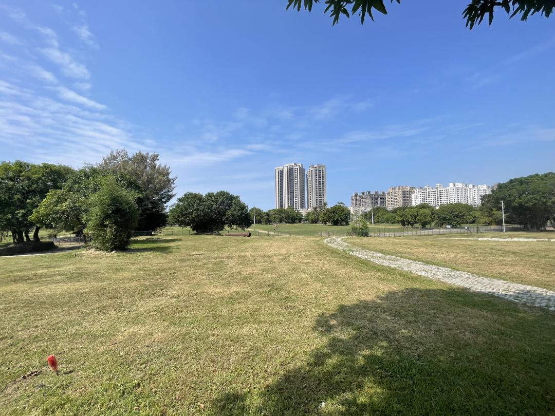 靠近左營介壽路商圈與桃子園的眷改區，因迅速連結漢神巨蛋百貨與美術公園，房價帶相對較高。