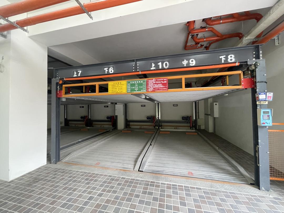 因應停車高需求與休旅車、電動車的購置使用潮流，電梯華廈小宅社區規劃新式機械車位，中下層高度達1.8米，載重2.5公噸，長度達5.1米，甚至連雙B中大型休旅車也可停放。