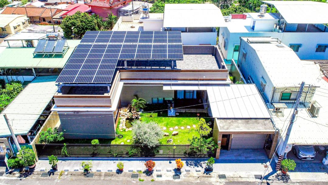 一般透天住宅屋頂設置5峰瓩(kW)太陽光電系統為例,裝置費用約為新臺幣35萬元,可申請補助金額約3萬元,每年售電收入約3萬6千元,預估投資回收年限約為9至10年。(圖:高市府工務局提供)