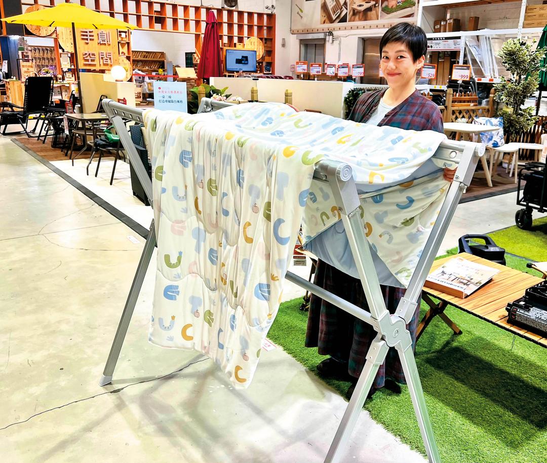 從3月下旬氣溫回升後，曬衣相關產品買氣同步增溫，其中又以「可折疊、可伸縮」的立式曬衣架最受青睞。(圖/特力屋提供)