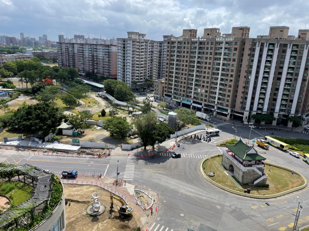 左營南門圓環連結美術公園約3~5分鐘車程。