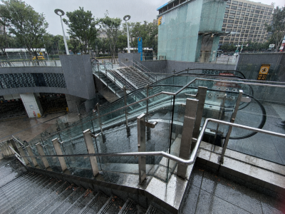 暴雨狂炸！戶外電扶梯為何不會漏電故障？專家揭密「本身就是排水系統」