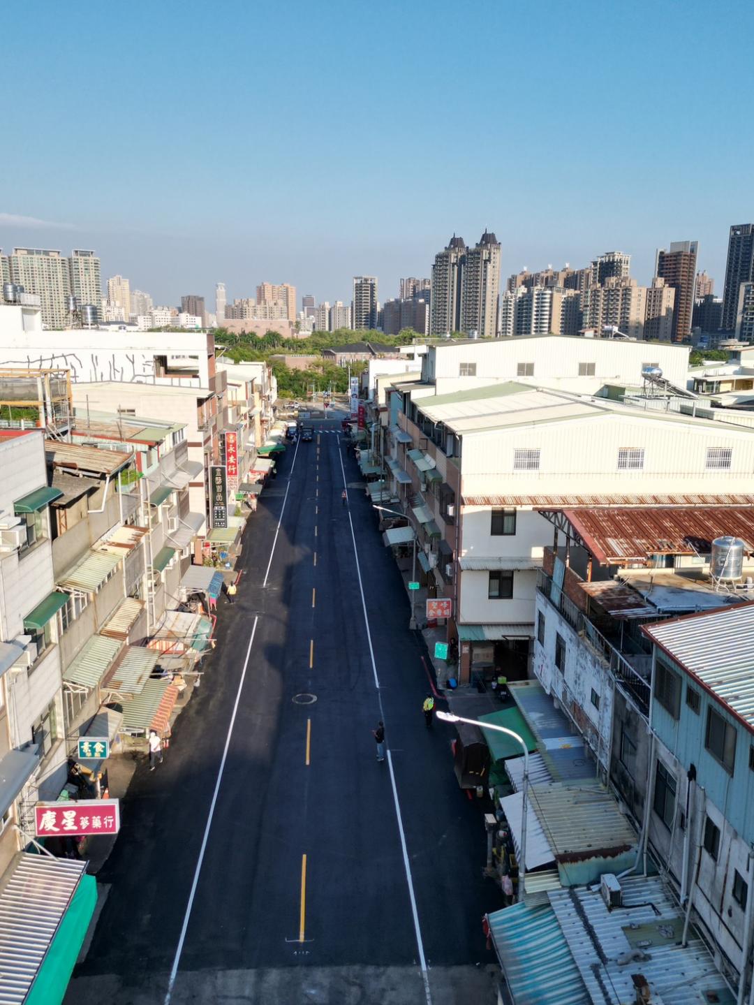 近日內惟市場前的日昌路雨水涵管翻新與道路修復完成,讓大美術館生活圈的居民採買生鮮蔬果更便利。(圖:高市府水利局提供)