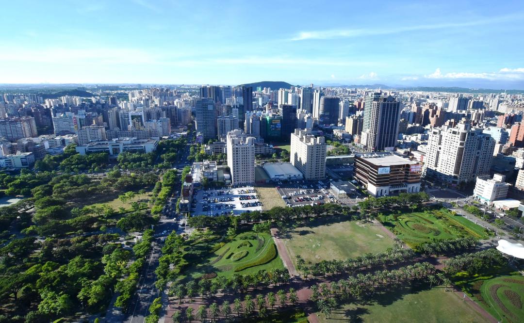 農16特區的頂級豪宅大樓匯聚，除了受惠於上萬坪凹子底森林公園的優美綠地水景環境，加上緊鄰漢神巨蛋百貨商圈，讓區域消費與休閒機能更充裕。