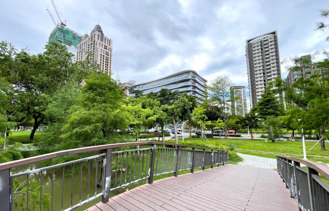 凹仔底森林公園緊鄰聯上停35BOT開發案與富邦漢神三館，周圍豪宅房價出現7字頭實登價。