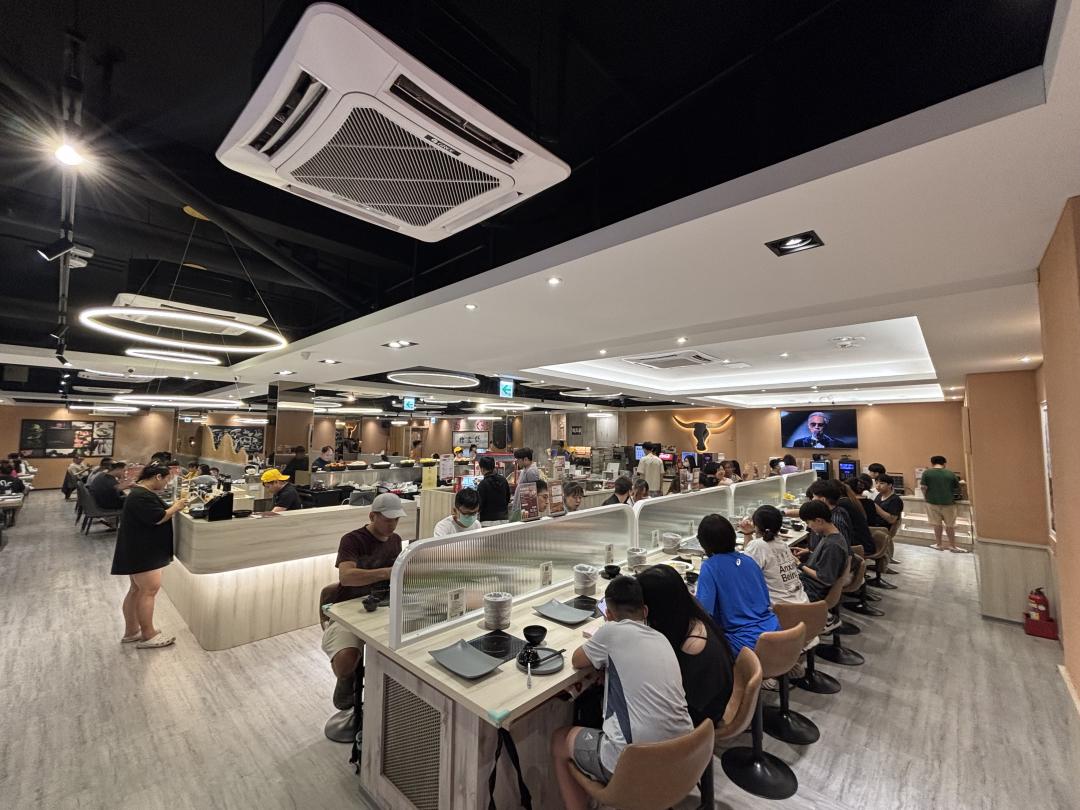 壹起飛集團在中華、六合商圈推出新型態餐飲品牌「拾壹鍋」，以個人鍋物結合大型自助吧，自助吧更提供多達50至60種食材選擇，預約享受美食的人潮不斷。(圖:業者提供)