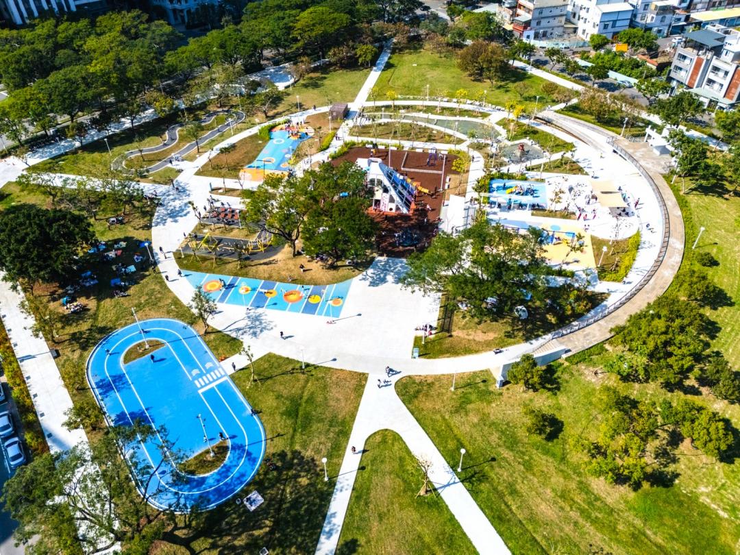 萬坪藍田公園新改造成高雄最大的兒童公園，周末假日吸引眾多家長帶著小朋友前來遊戲體驗。(圖:業者提供)