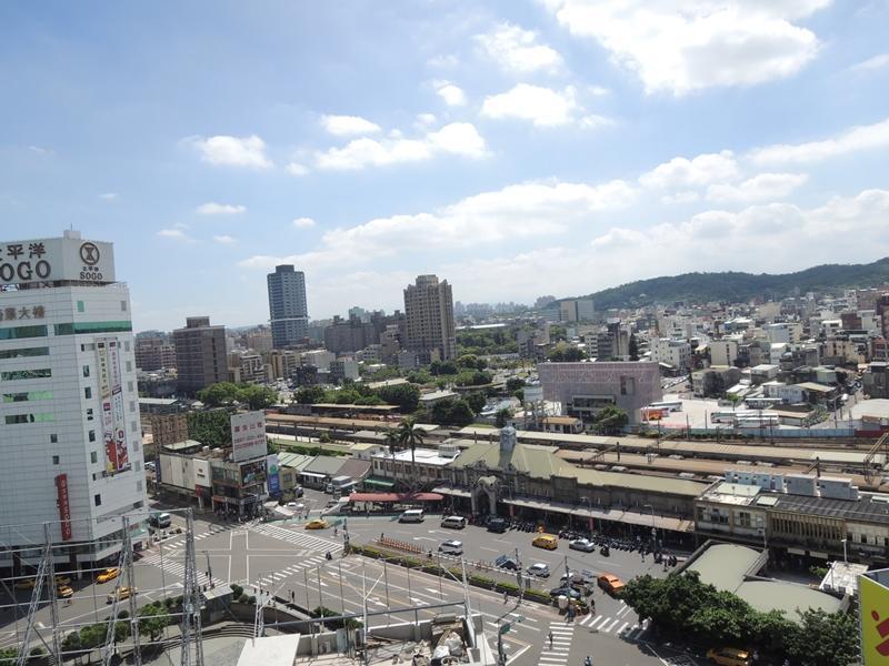 新竹市政府公布「新竹市110年至114年不動產買賣取得權利人性別統計分析」，近5年新竹市建物買賣登記已趨近性別均衡，女性取得建物權利人平均占49.31%。(圖/記者洪美秀攝)