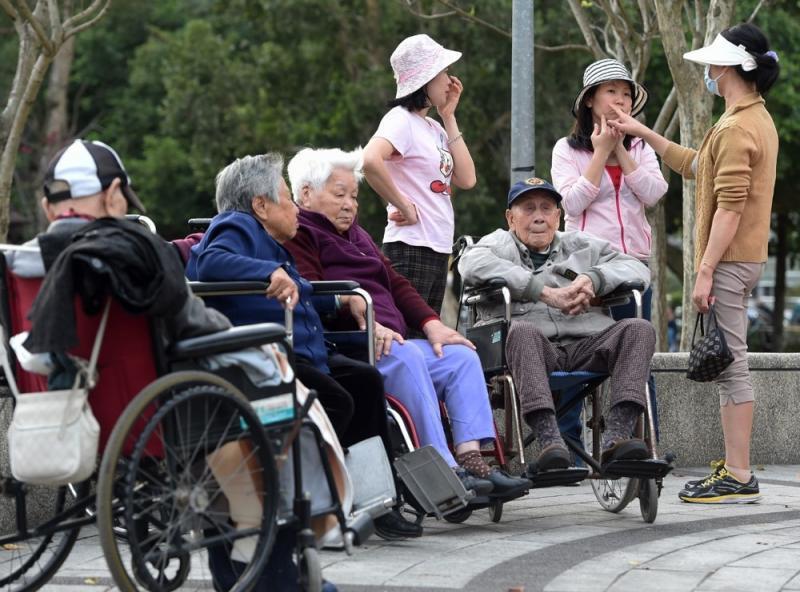 以為還很久?等過80歲才發現來不及 這群長輩一年悄悄搬走869億