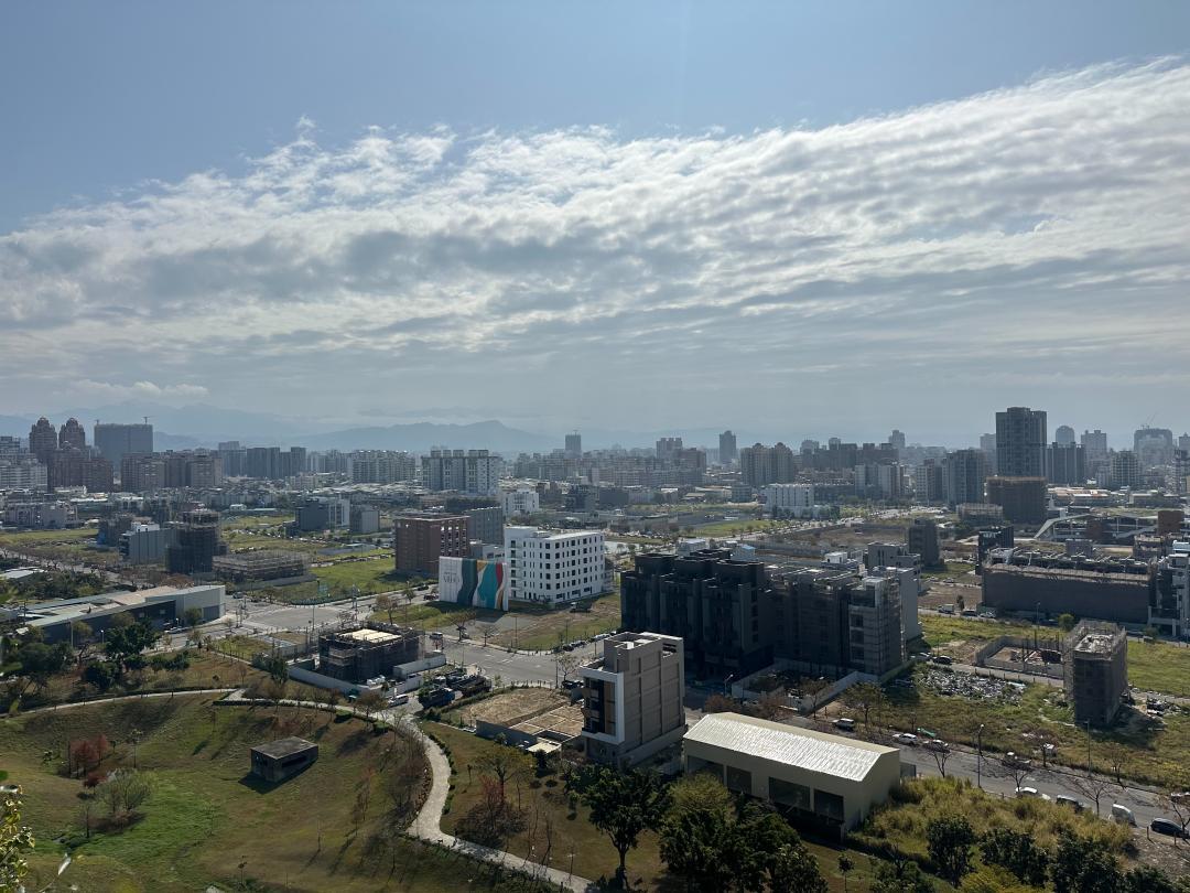 AI護國、房市落魄！景氣連8紅爆「最冷奇觀」：真相是錢全被這產業吸走？