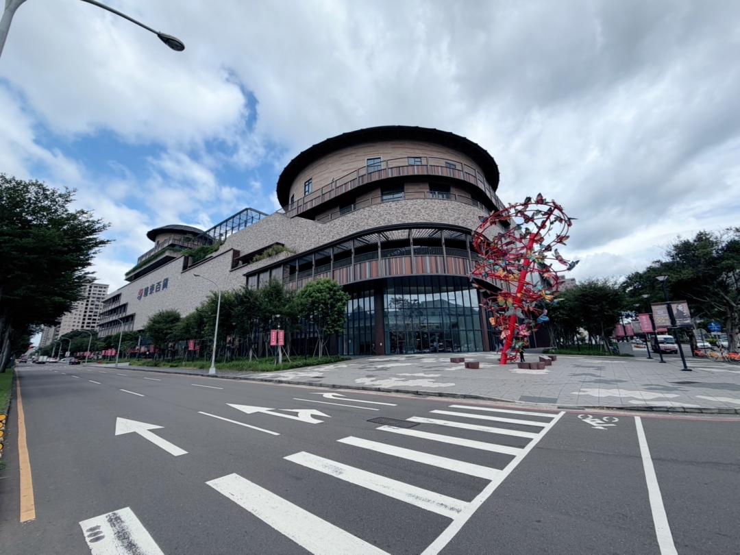 竹北遠百開幕後,加上享平方影城、周邊餐飲零售機能到位,商圈已相當成熟。(圖/信義房屋提供)