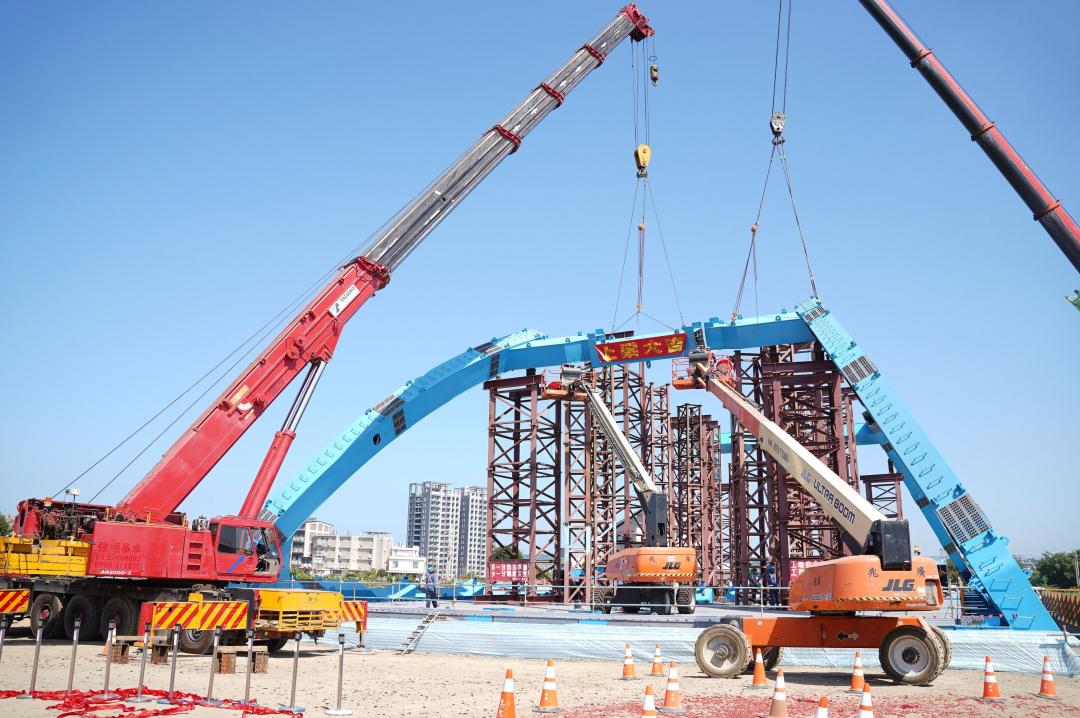 新竹縣政府今(30日)舉行「台1線替代道路(118線-台68線)新闢工程跨豆子埔溪橋上梁典禮。(圖/新竹縣政府提供)