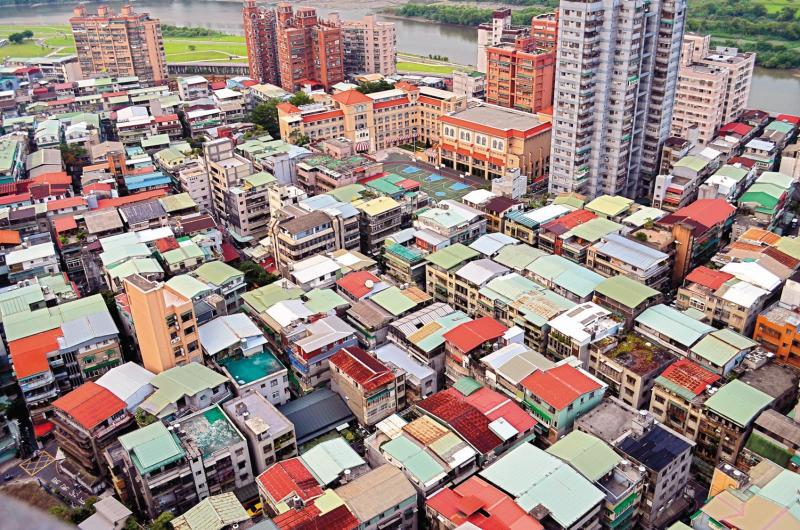 台灣住宅長期存在違建、缺乏維修，以及早期建築法規與現行標準不同等問題，讓老屋的居住安全與使用年限受到影響。(圖/資料照)