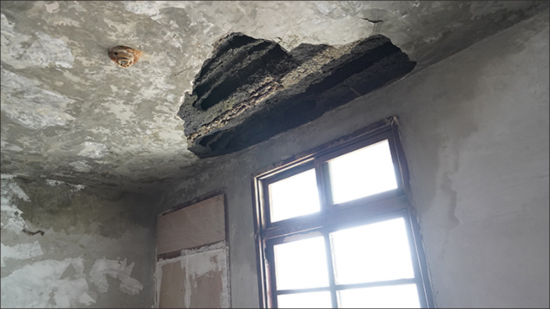 水源整宅房屋漏水、壁癌、屋頂水泥掉落。（台北住都中心提供）