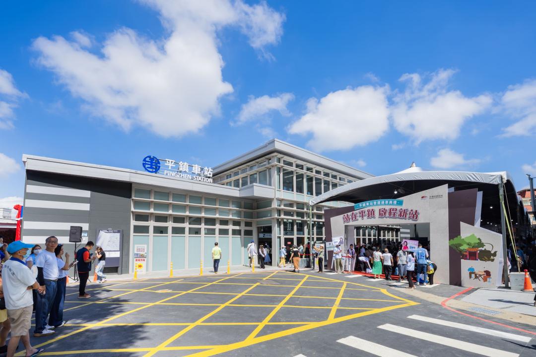 盼了20年終於開通！平鎮車站正式啟用 新案2字頭搶客