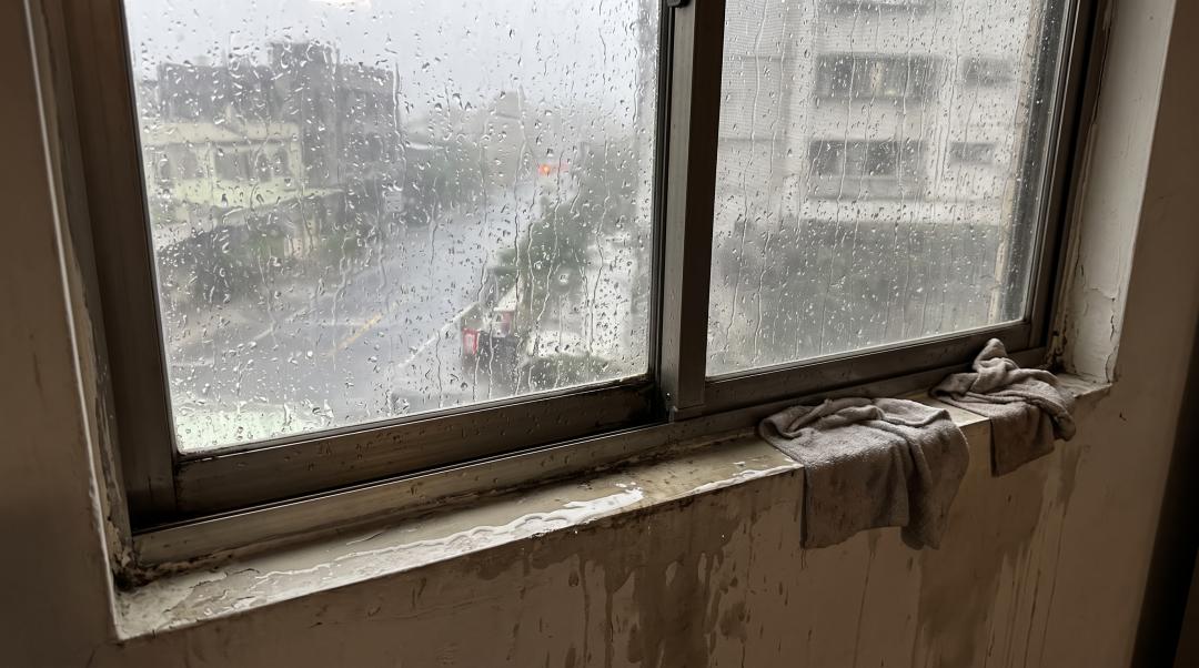 颱風後看房，可留意老舊窗框、門框是否有空隙以及矽利康是否老化龜裂，這些都會造成滲水。（21世紀不動產提供、AI生成示意圖）