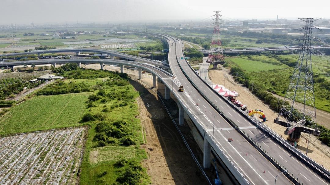 國道1號北外環交流道匝道28日正式通車，總經費21.04億元，預估完工後可分散永康交流道約3分之1車流。（台南市政府提供）