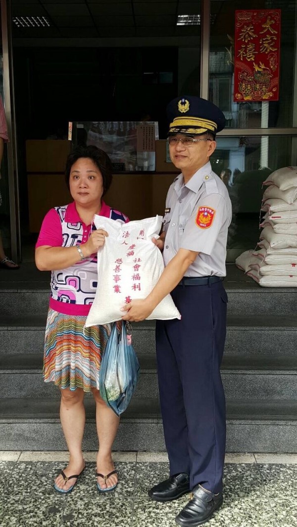 基隆市警一分局李宇桂特別募得5000斤白米，捐給弱勢家庭。（基隆市警局提供）