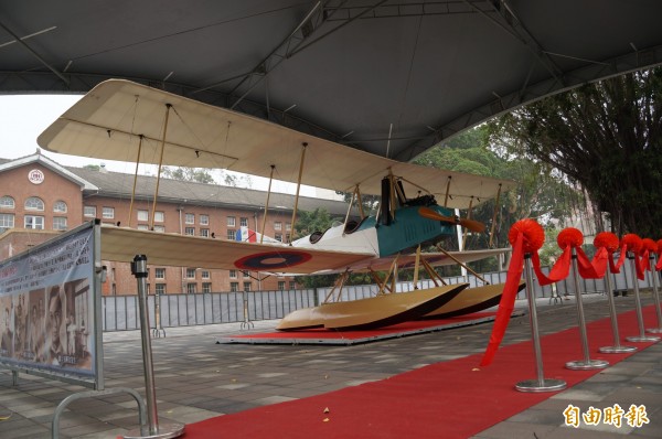 成功大學機械工程學系已故教授王助100年前設計的B&W型飛機Model C復原機,在成大展示中。(記者劉婉君攝)