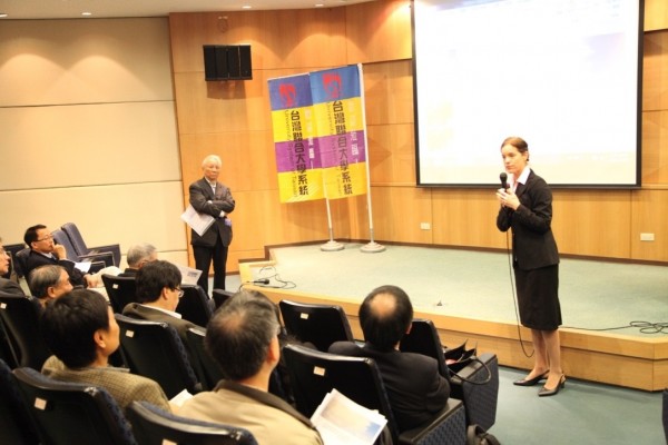 台灣聯合大學系統學術倫理辦公室成立當天也邀請美國衛生暨人類資源部學術誠信辦公室(ORI)教育與誠信處(Division of Education and Integrity)前處長Zoë Hammatt(右)舉行演講。(台聯大系統提供) 台灣聯合大學系統學術倫理辦公室成立當天也邀請美國衛生暨人類資源部學術誠信辦公室(ORI)教育與誠信處(Division of Education and Integrity)前處長Zoë Hammatt(右)舉行演講。(台聯大系統提供)