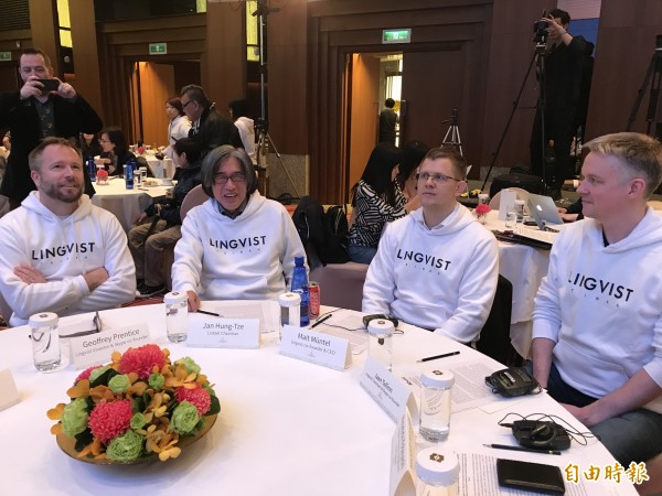 「Lingvist」在愛沙尼亞物理學家Mait Muntel(右二)、Skype共同創辦人Jaan Tallinn(右一)、連科通訊董事長詹宏志(左二),及另一Skype共同創辦人Geoffrey Prentice(左一)。(記者陳炳宏攝) 「Lingvist」在愛沙尼亞物理學家Mait Muntel(右二)、Skype共同創辦人Jaan Tallinn(右一)、連科通訊董事長詹宏志(左二),及另一Skype共同創辦人Geoffrey Prentice(左一)。(記者陳炳宏攝)