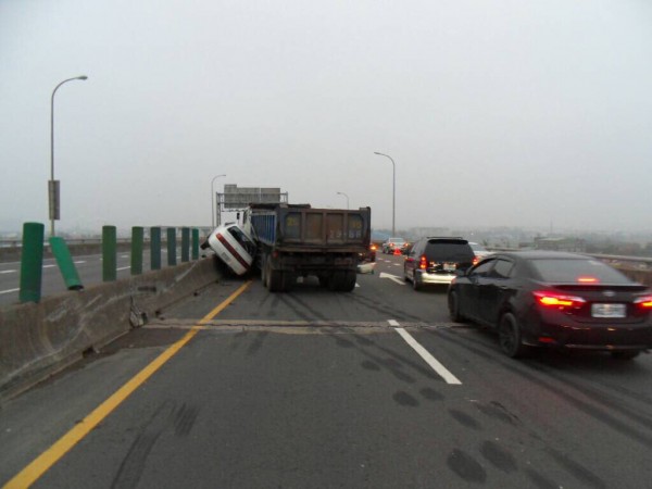 台66線快速道路昨傍晚連環車禍 4車追撞 - 社會 - 自由時報電子報