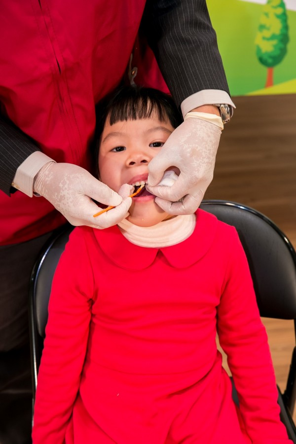 衛福部與牙醫師公會全聯會宣布，自即日起至4月8日期間，全國1500多家「牙醫親善愛心院所」，針對孕婦與15歲以下兒童提供免收掛號費服務。（中華民國牙醫師公會全聯會提供）