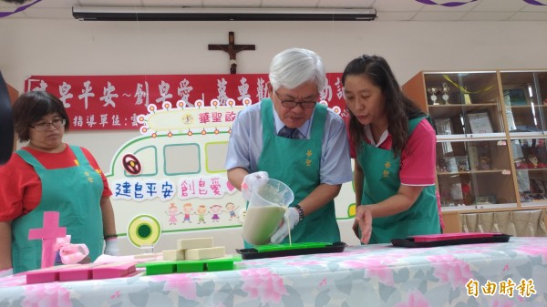 雲林縣長李進勇到華聖啟能發展中心為憨兒加油打氣,並陪大家DIY手工皂。(記者廖淑玲攝) 雲林縣長李進勇到華聖啟能發展中心為憨兒加油打氣,並陪大家DIY手工皂。(記者廖淑玲攝)