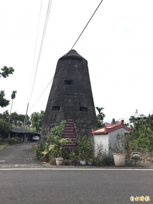 佳冬的碉堡王,高達3、4層樓。(記者陳彥廷攝) 佳冬的碉堡王,高達3、4層樓。(記者陳彥廷攝)