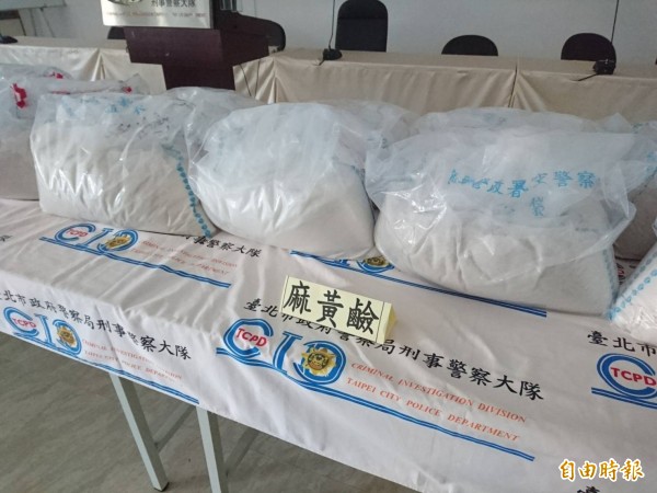 警方查扣大批安非他命原料麻黃鹼。(記者王冠仁攝)