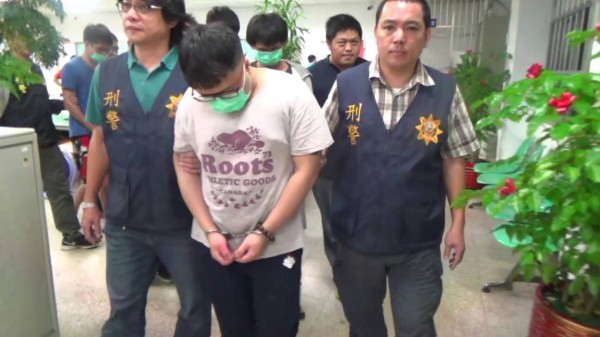 張姓主嫌(前中)怕被遣送中國,將詐騙機房從柬埔寨遷回台灣。(記者洪臣宏翻攝)