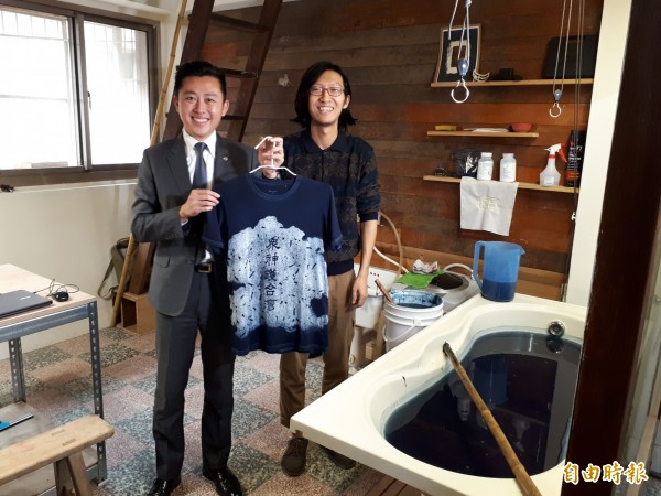 新竹市東門市場3樓的青年基地已有10名年輕人進駐,各具特色,包括製作甜點、藍染、金工和球體關節人偶和各種創意設計,有了年輕人走動,加上1樓也有年輕人經營的食堂,為傳統市場注入活水,成為新與舊創意激盪的場域。(記者洪美秀攝) 新竹市東門市場3樓的青年基地已有10名年輕人進駐,各具特色,包括製作甜點、藍染、金工和球體關節人偶和各種創意設計,有了年輕人走動,加上1樓也有年輕人經營的食堂,為傳統市場注入活水,成為新與舊創意激盪的場域。(記者洪美秀攝)