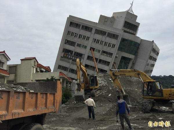 花蓮傾塌的雲門翠堤大樓因樓高逾40公尺,拆除作業困難重重,技師僅能逐步推置土方、墊高施作平台,但目前的推疊高度仍不及目標一半,台灣省土木技師公會評估,就算日夜趕工,恐怕也得拆到年後才能完全拆除。 (記者王峻祺攝) 花蓮傾塌的雲門翠堤大樓因樓高逾40公尺,拆除作業困難重重,技師僅能逐步推置土方、墊高施作平台,但目前的推疊高度仍不及目標一半,台灣省土木技師公會評估,就算日夜趕工,恐怕也得拆到年後才能完全拆除。 (記者王峻祺攝)